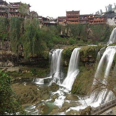 Private Transfer from Zhangjiajie to Fenghuang and stops at Furong old town