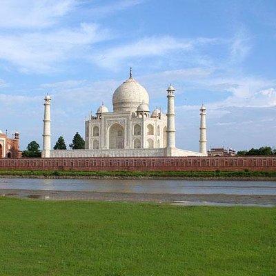 1-Day Trip to Taj Mahal and Agra from Mumbai with Both Side Commercial Flights