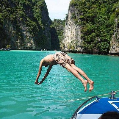 Phi Phi Island by Premium Speedboat with Lunch from Phuket