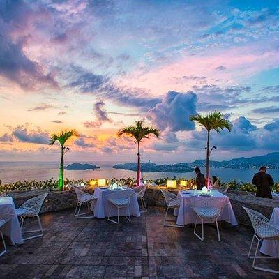 Super DeLuxe Bella Vista Dinner &1 Drink +2 Drinks at CliffDivers