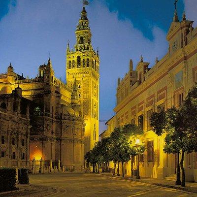 Seville Private Walking Tour with Alcazar & Cathedral Tickets 