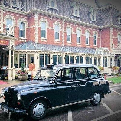 Niagara-on-the-Lake Wine Tour with Lunch -Private Tour in Classic English Cab