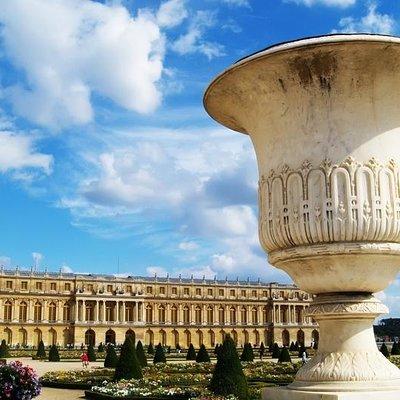 Versailles Guided Tour and Priority Access with Hotel (*) Pickup 