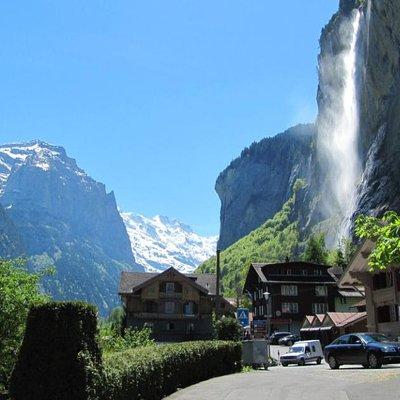 Lauterbrunnen Valley Waterfalls E-bike Tour with Swiss Picnic
