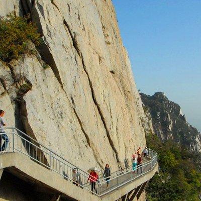 Luoyang Private Tour to Shaolin Temple and Sanhuang Village Scenic with Cable Car Ride