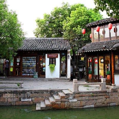 Suzhou Private Transfer to Tongli Water Town with Shanghai Drop-off Option