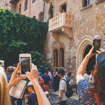 Verona Highlights Walking Tour in Small-group