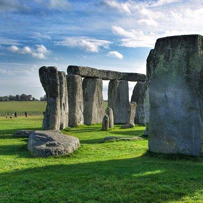 Guided tour to Bath & Stonehenge from Cambridge by Roots Travel.