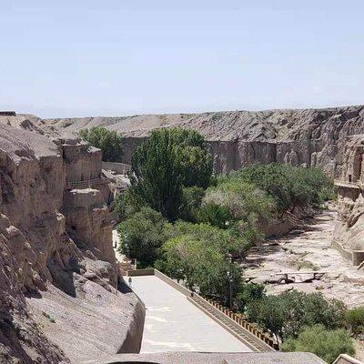 Best of Dunhuang Day Tour to Yulin Grottoes and Suoyangcheng Ruins