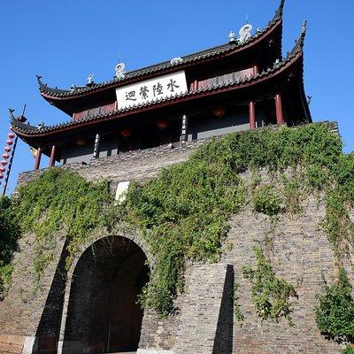 Suzhou Private Walking Tour with Panmen Gate, City Moat and Yiyuan Garden