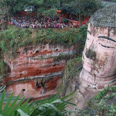 Leshan Giant Buddha and Huanglongxi Ancient Town Day Trip