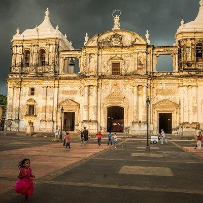 Small-Group walking excursion of León City