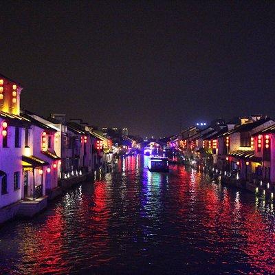 Private Night Tour of Wuxi Taihu Lake and Nanchang Old Street 