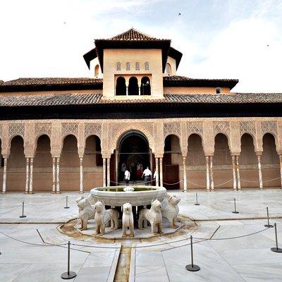 Alhambra: Small Group Tour with Local Guide & Admission