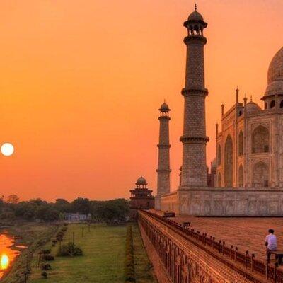 Private Sunrise half-day tour at Taj Mahal with visiting to Agra Fort