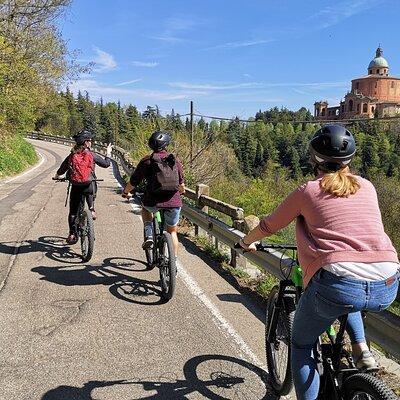 Guided E-bike Tour in Bologna with aperitif