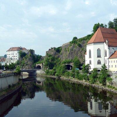 Private Transfer from Passau to Prague with 2 Hours of Sightseeing, Local Driver