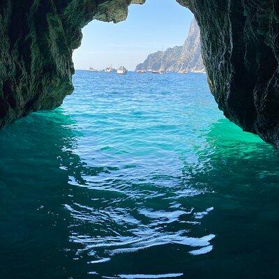 Private Tour of the Island of Capri by Boat and Visit to the Caves