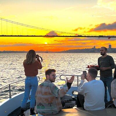 Istanbul Sunset Luxury Yacht Cruise with Snacks and Live Guide