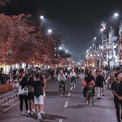 Night Walking Tour-Malioboro street food with guide at Yogyakarta