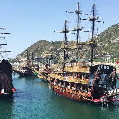 Alanya Pirate Boat Tour with Lunch, Soft Drinks & Transfer 