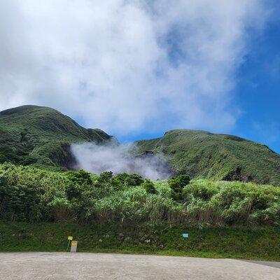  Yamingshan Volcano, Beitou Thermal Valley, Danshui Private Tour