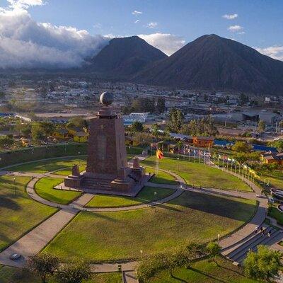 PRIVATE Tour, City tour Quito with Cable Car and Middle of the World