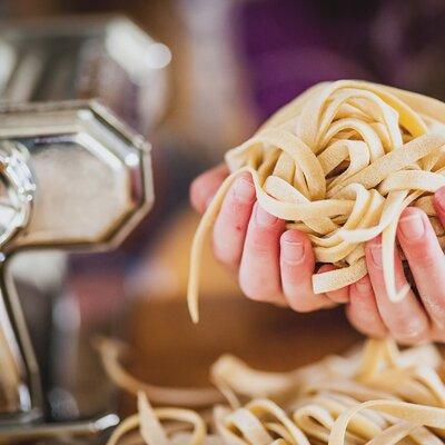 Florence: Pasta Cooking Class with Unlimited Wine