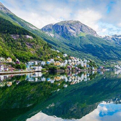 Guided tour to Hardanger Fjord, Waterfalls and Ferry Crossing 