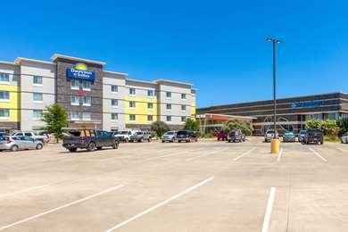 Days Inn and Suites by Wyndham Medical Center