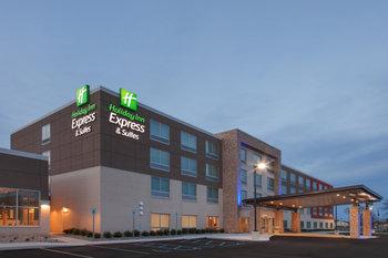 Holiday Inn Express and Suites Detroit/Sterling Heights