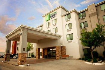 Holiday Inn Express Hotel & Suites